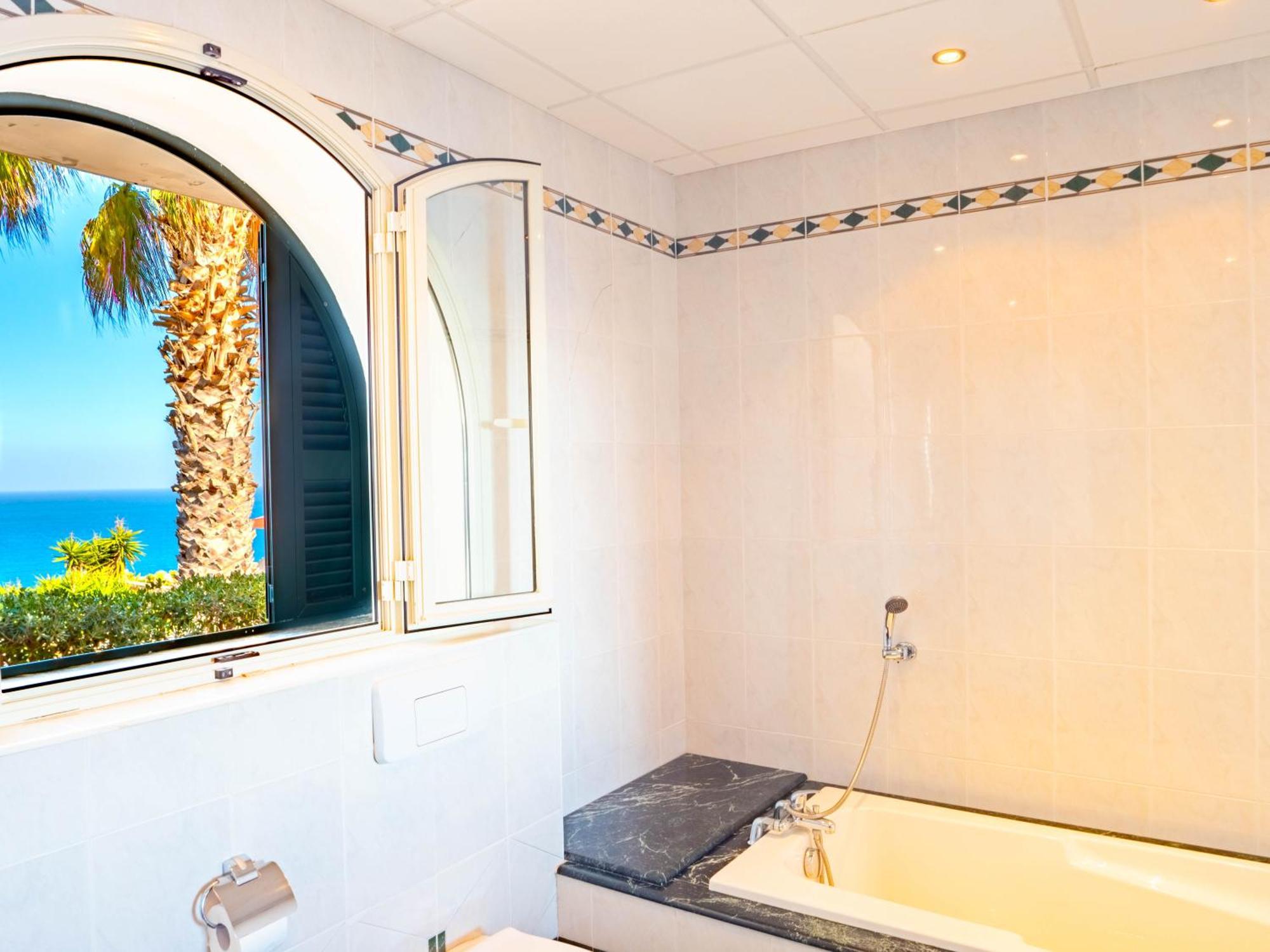 Villa Palma - Sunset Sea Views With Pool, Jacuzzi, Sauna And Games Room Mellieha Luaran gambar
